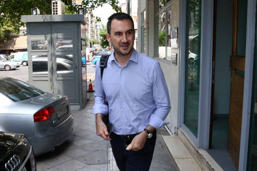 Χαρίτσης για Μητσοτάκη: «Οταν βγαίνει από τη χώρα αφήνει στην ντουλάπα τη στολή του μακεδονομάχου»
