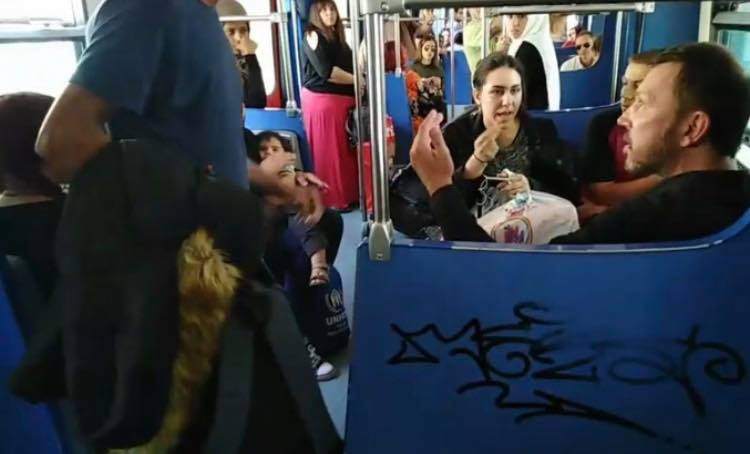 Απίστευτος ρατσισμός στο τρένο: «Άντε στο διάολο» σε μωράκι πρόσφυγα