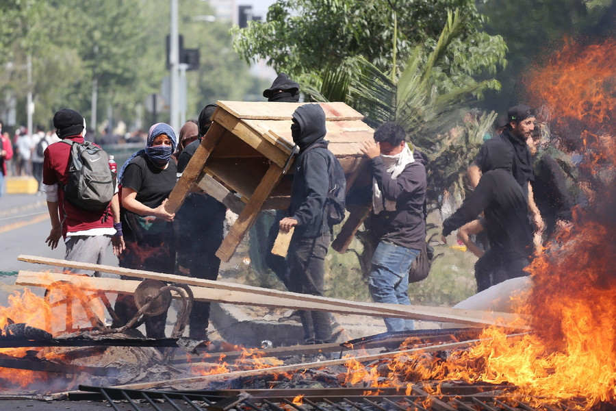 Χιλή: Κήρυξη έκτακτης ανάγκης, στρατός στους δρόμους και βίαιες συγκρούσεις διαδηλωτών-αστυνομίας [Βίντεο]
