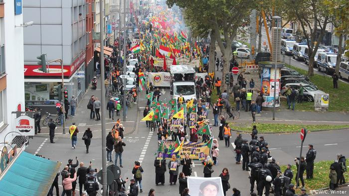 Μαζικές διαδηλώσεις στη Γερμανία υπέρ των Κούρδων [Βίντεο]
