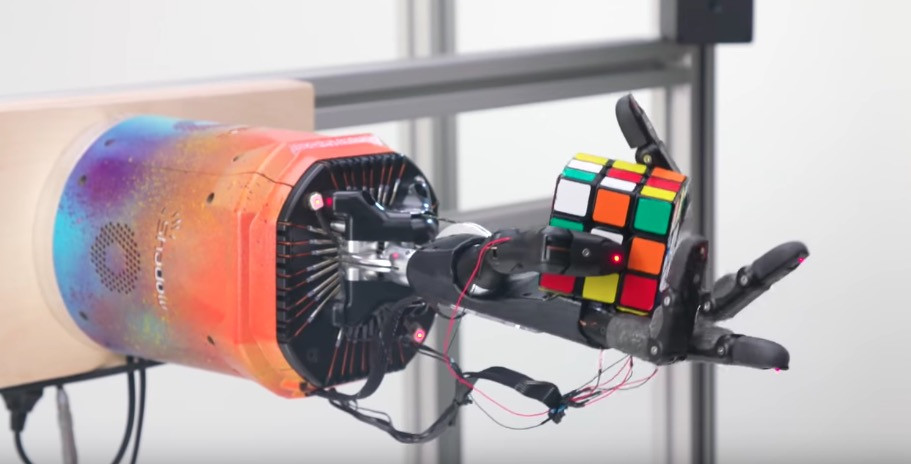 Ρομποτικό χέρι λύνει σε τέσσερα λεπτά τον κύβο του Ρούμπικ [Βίντεο]