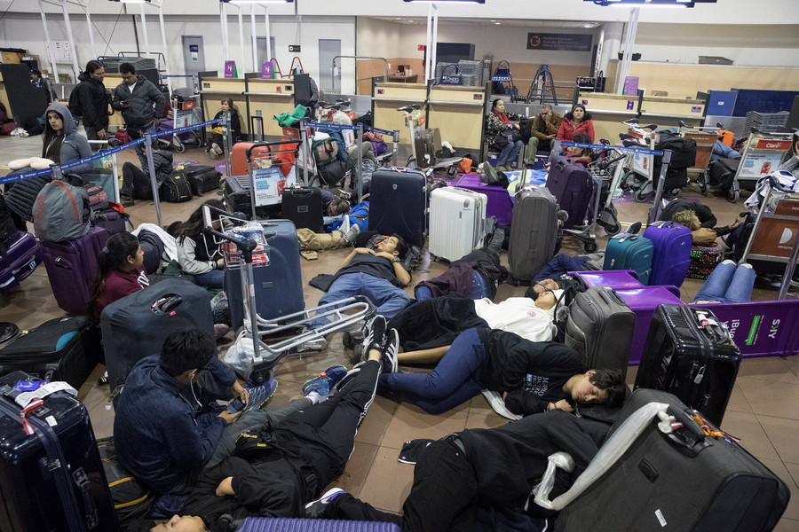 Χάος και στο αεροδρόμιο του Σαντιάγκο: Χιλιάδες επιβάτες έχουν εγκλωβιστεί
