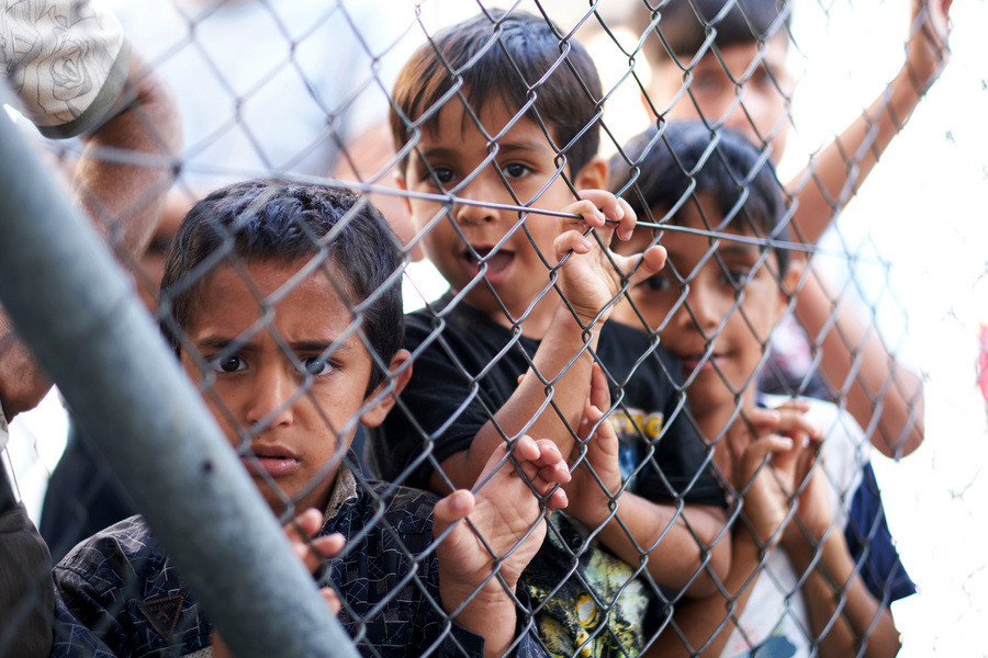 Να απαγορευθεί η κράτηση των παιδιών που μετακινούνται ζητούν οι Ευρωπαίοι Συνήγοροι του Παιδιού