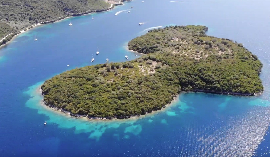 Το καταπράσινο νησάκι που μαγεύει με τα νερά του [ΒΙΝΤΕΟ]