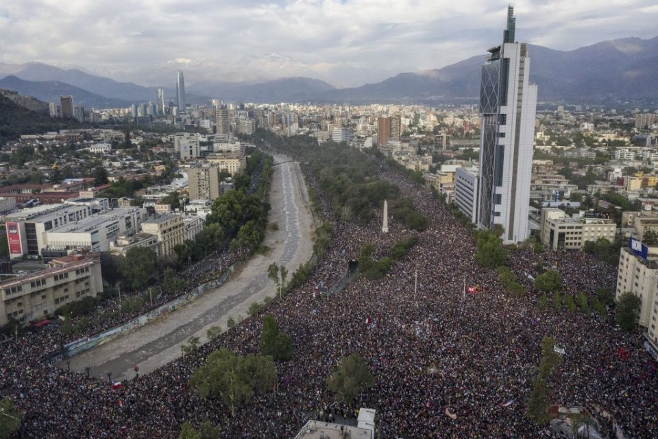 Πάνω από ένα εκατομμύριο διαδηλωτές στους δρόμους της Χιλής [Βίντεο]