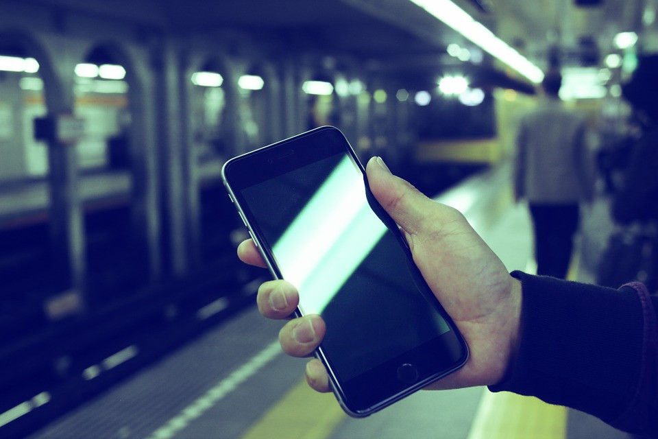 Ισπανία: Κοιτούσε το κινητό της και έπεσε στις γραμμές του μετρό [Βίντεο]