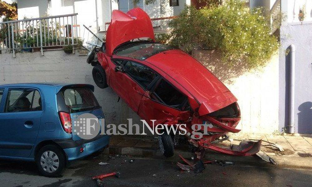 Χανιά: Αυτοκίνητο παραλίγο να βρεθεί σε μπαλκόνι μετά από τρακάρισμα