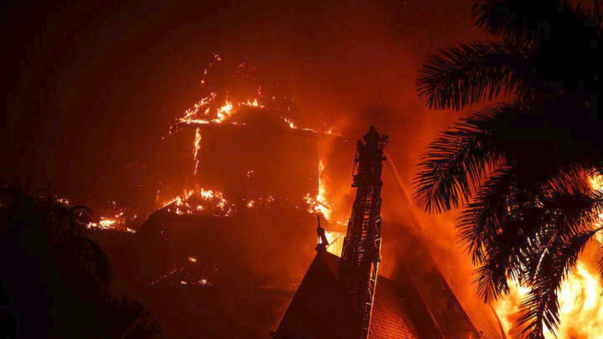 Πυρκαγιές στην Καλιφόρνια: 180.000 άνθρωποι εγκαταλείπουν τα σπίτια τους