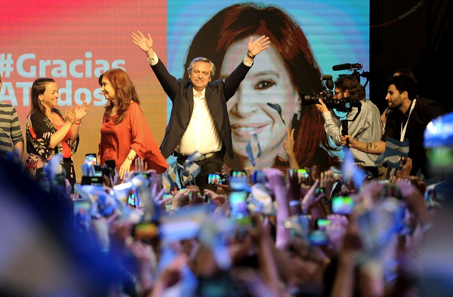 Πρόεδρος από τον πρώτο γύρο ο Φερνάντες στην Αργεντινή – Βαριά ήττα Μάκρι