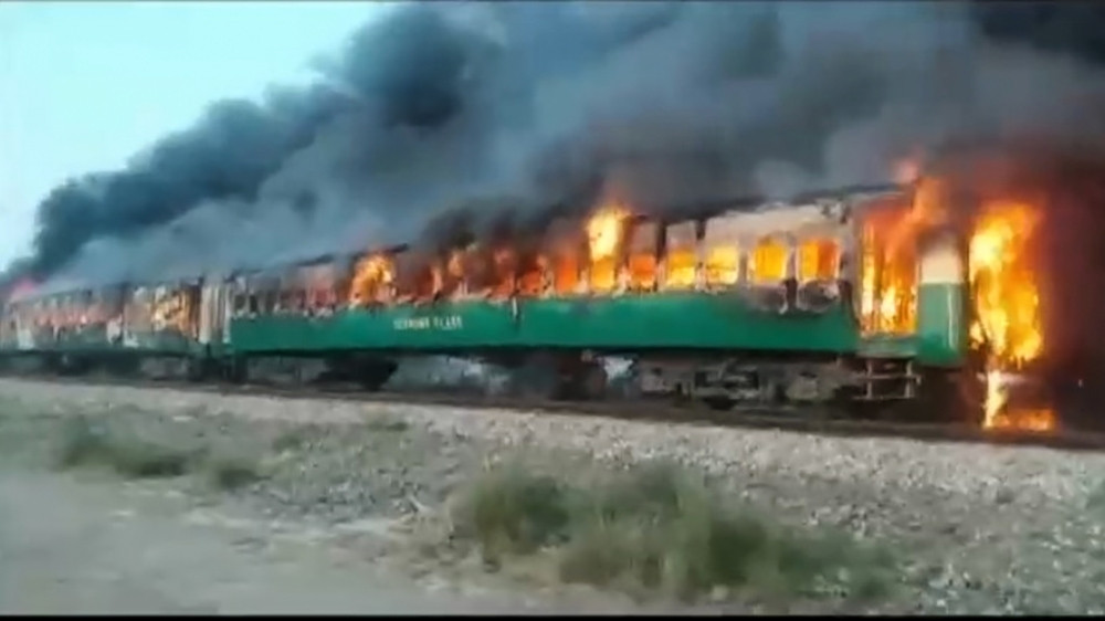 Δεκάδες νεκροί από πυρκαγιά σε τρένο στο Πακιστάν [Βίντεο]