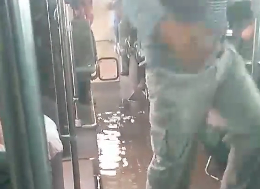 Πλημμύρισε λεωφορείο εν κινήσει στον Ασπρόπυργο [Βίντεο]