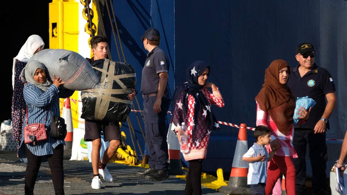 Άλλοι 155 πρόσφυγες στον Πειραιά