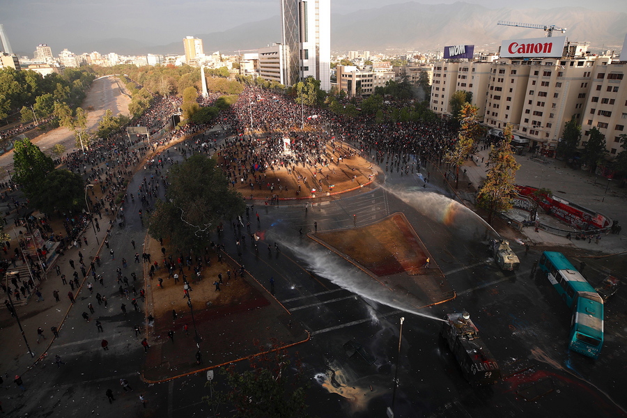 Συνεχίζονται οι μαζικές διαδηλώσεις στη Χιλή, ούτε ο σεισμός τους φόβισε