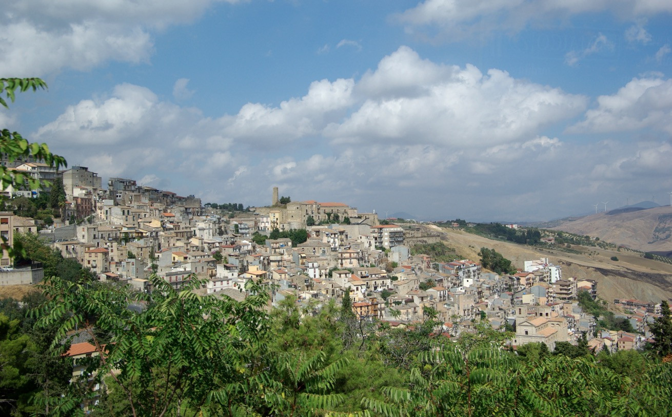 Μια πόλη στη Σικελία προσφέρει δωρεάν… σπίτια