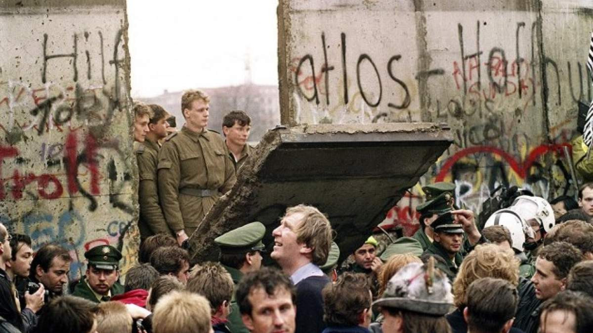 Τι οδήγησε στην Πτώση του Τείχους του Βερολίνου;