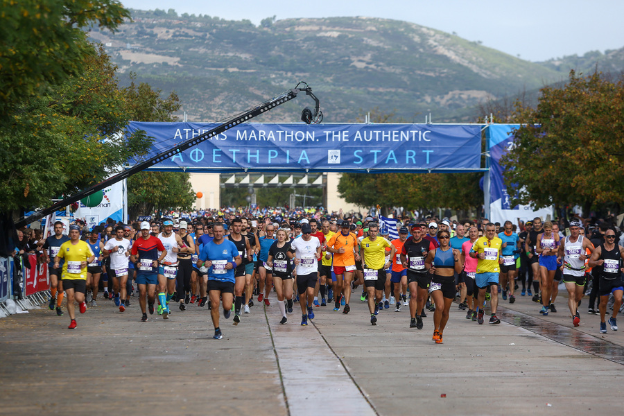 37ος Μαραθώνιος Αθήνας: Πρώτος ο 42χρονος Κενυάτης Κόμεν, για τρίτη φορά Πανελληνιονίκης ο Γκελαούζος