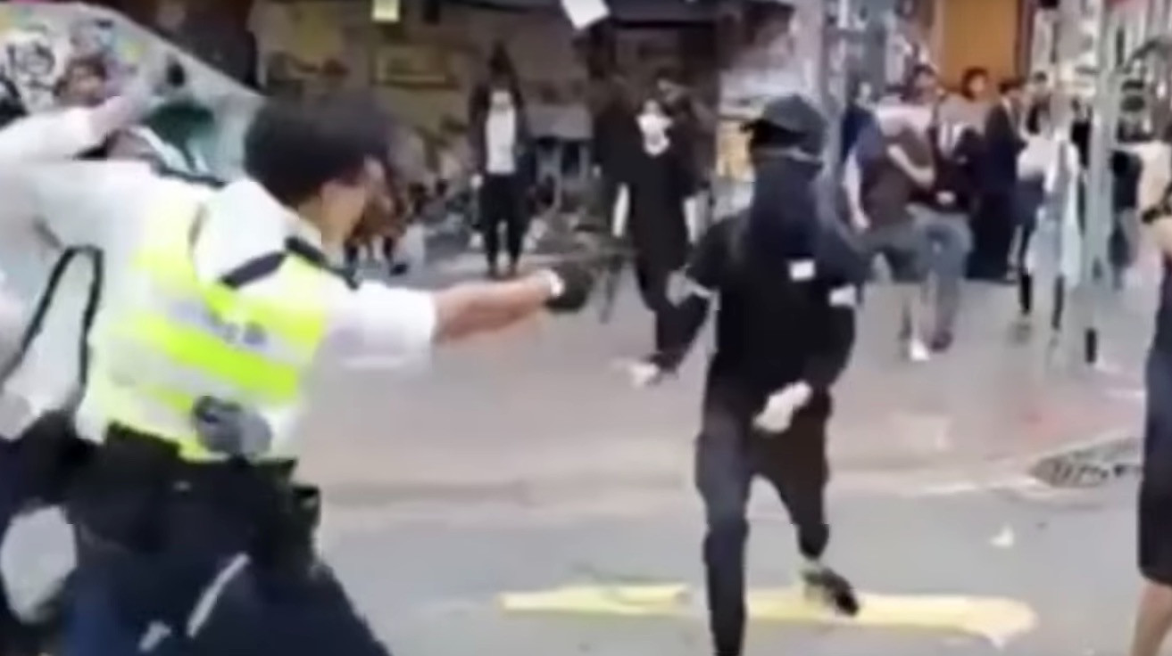 Χονγκ Κονγκ: Αστυνομικός πυροβολεί εν ψυχρώ διαδηλωτή [Βίντεο]