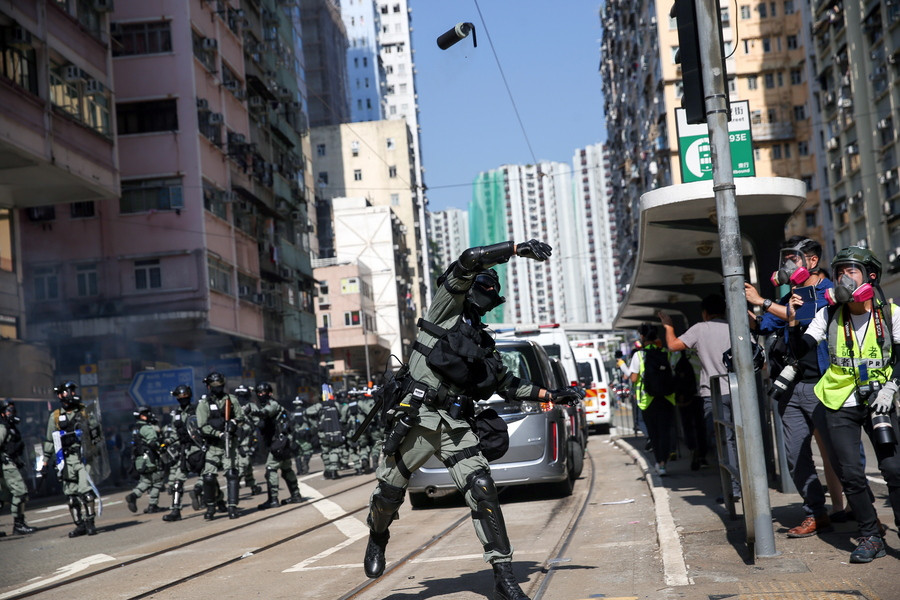 Σκηνές ωμής βίας στο Χονγκ Κονγκ [Bίντεο]