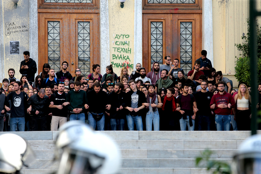 Δύο φοιτητές συνελήφθησαν για τα γεγονότα της ΑΣΟΕΕ – Ο ένας «απήχθη» κάτω από το σπίτι του