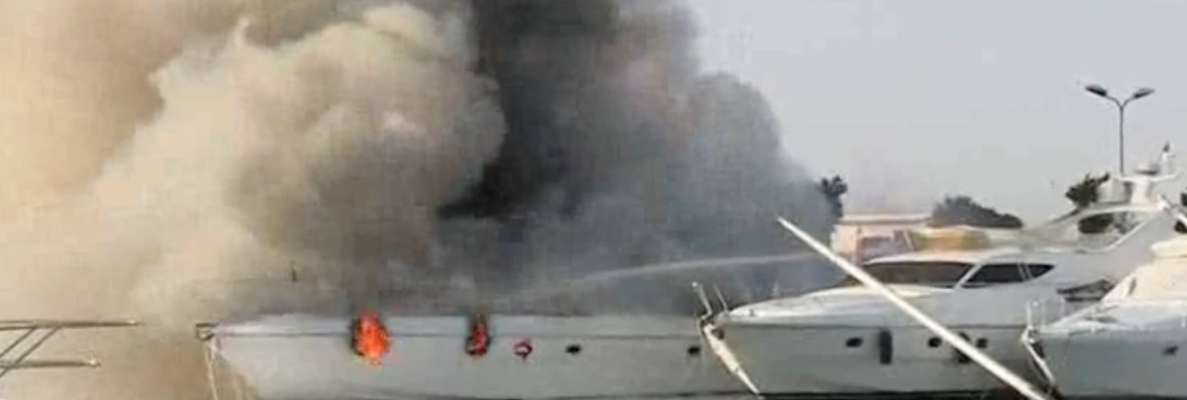 Πυρκαγιά σε σκάφη στη μαρίνα Γλυφάδας