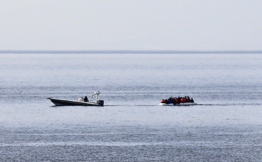 Anadolu: Η ελληνική ακτοφυλακή πυροβόλησε σκάφος με μετανάστες