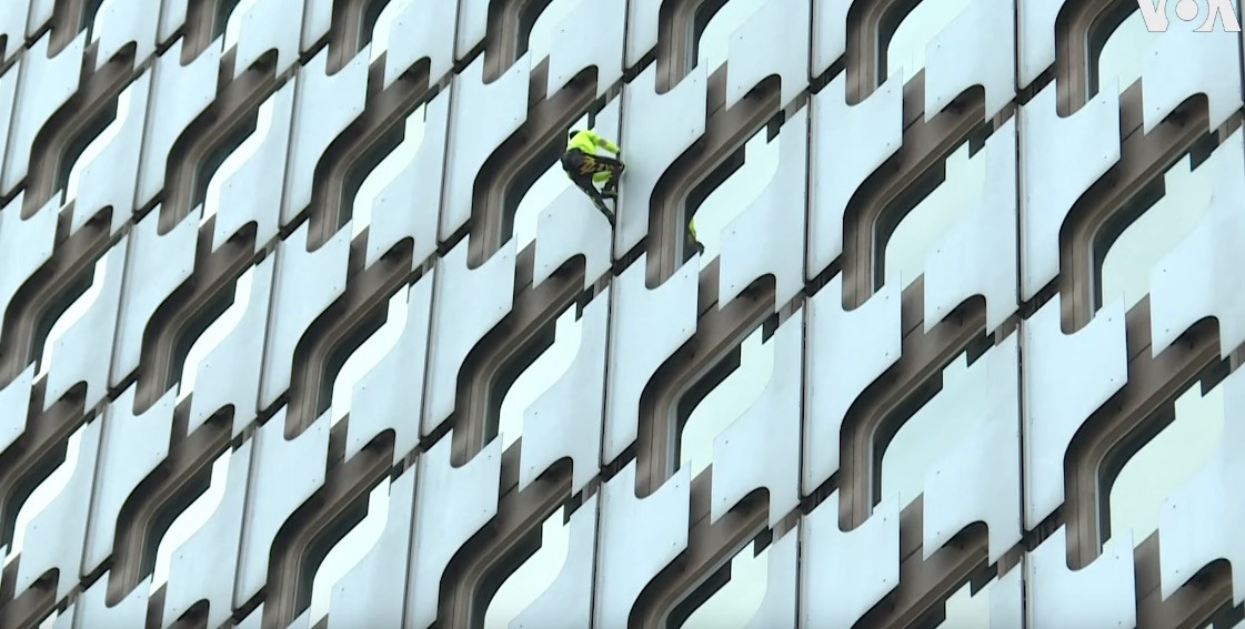 Ο Γάλλος Spiderman «ξαναχτυπά» σε ουρανοξύστη του Παρισιού