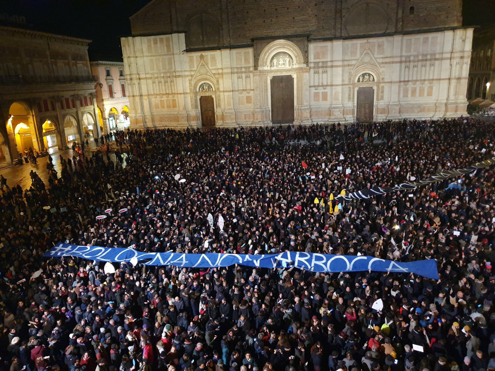 Μπολόνια: Με «Bella Ciao» και σύνθημα «Είμαστε όλοι αντιφασίστες» υποδέχτηκαν τον Σαλβίνι χιλιάδες διαδηλωτές