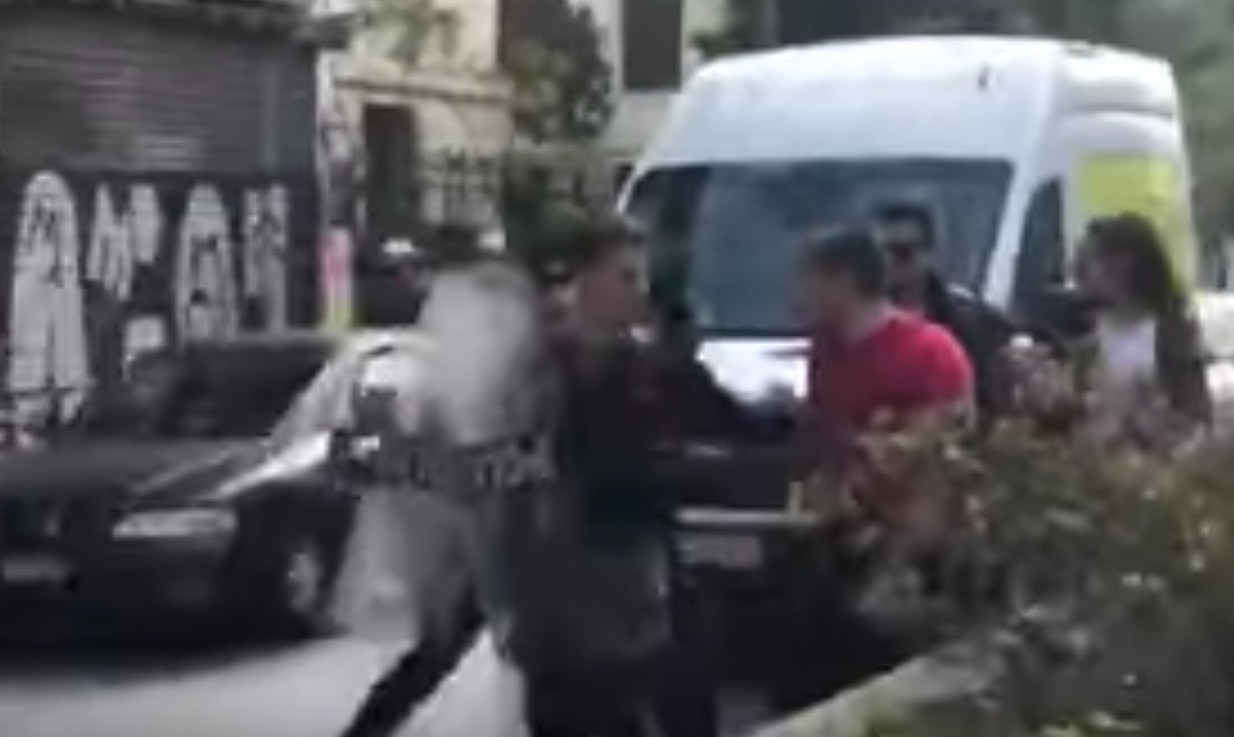 Μαρτυρία φοιτητή για την βίαιη σύλληψή του έξω από την ΑΣΟΕΕ: Με χτυπούσαν με πτυσσόμενο γκλοπ [Βίντεο Ντοκουμέντο]