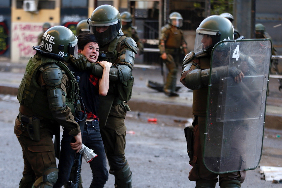 Όργιο αστυνομικής βίας στη Χιλή: Τυφλώνουν διαδηλωτές με σφαίρες, τους πατάνε με μηχανές