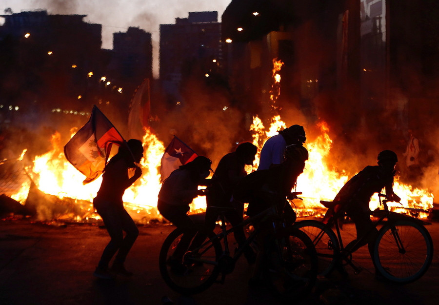 Γυμνά στήθη διαμαρτυρίας στο «κόκκινο χαλί»: «Στη Χιλή βασανίζουν, σκοτώνουν και βιάζουν»