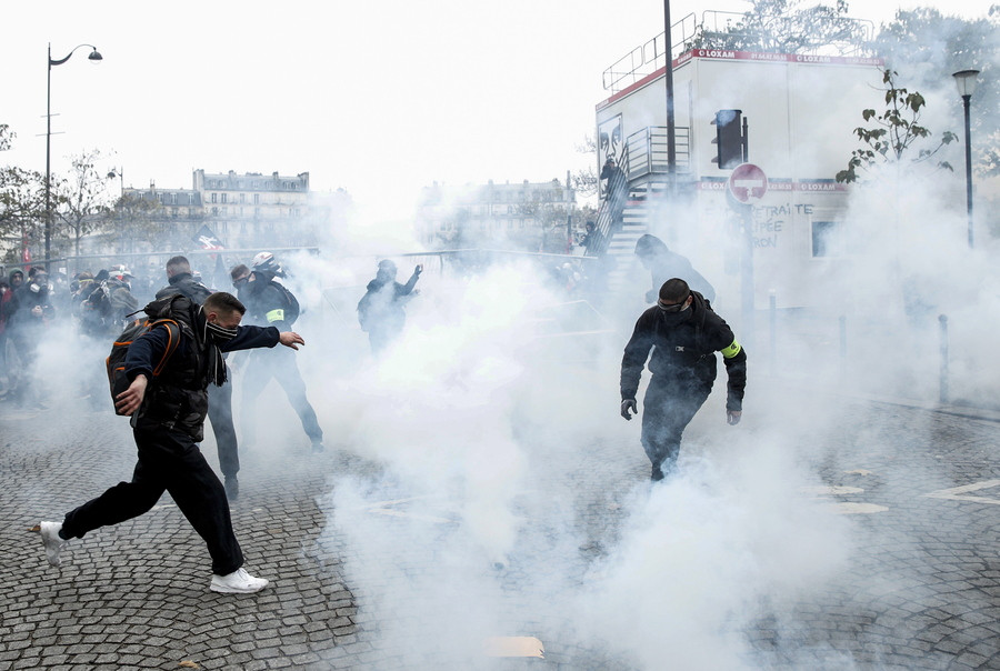 Συγκρούσεις και δακρυγόνα στο Παρίσι στην επέτειο των «κίτρινων γιλέκων» [Βίντεο]