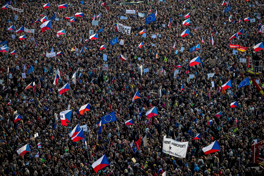 Τσεχία: 200.000 διαδηλωτές στους δρόμους – Ζητούν την παραίτηση του Μπάμπις [Βίντεο]