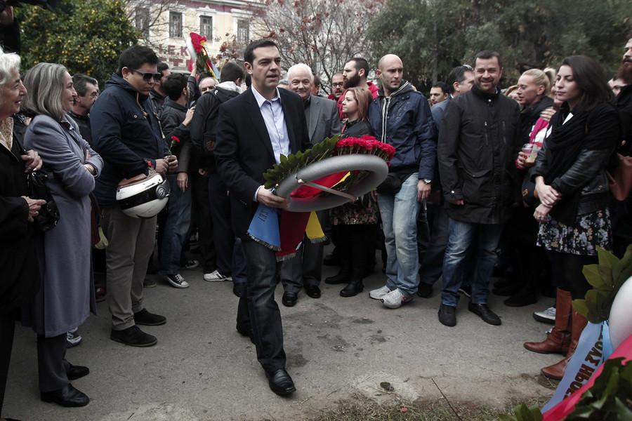 Ο Αλέξης Τσίπρας επικεφαλής στο μπλοκ του ΣΥΡΙΖΑ στην πορεία για το Πολυτεχνείο