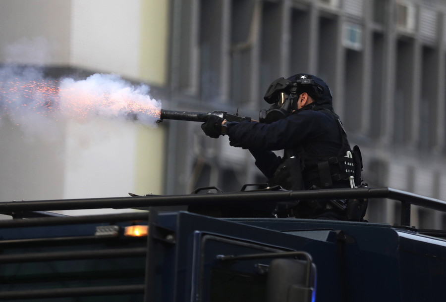 Χονγκ Κονγκ: Η αστυνομία πολιορκεί το Πολυτεχνείο και απειλεί με χρήση «πραγματικών σφαιρών»