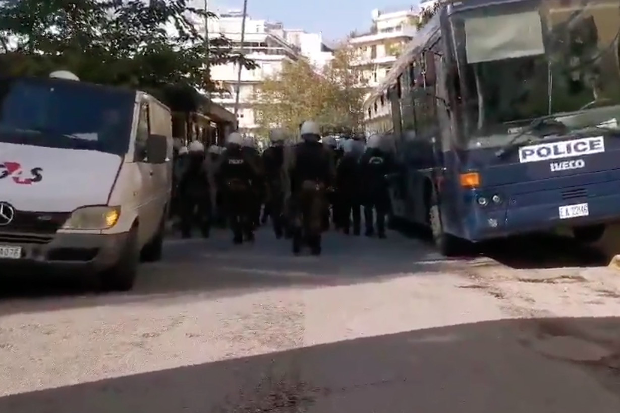 Έφοδος των ΜΑΤ στην Ευελπίδων: «Όχι συλλήψεις, μόνο ξύλο» ήταν η εντολή [Βίντεο]