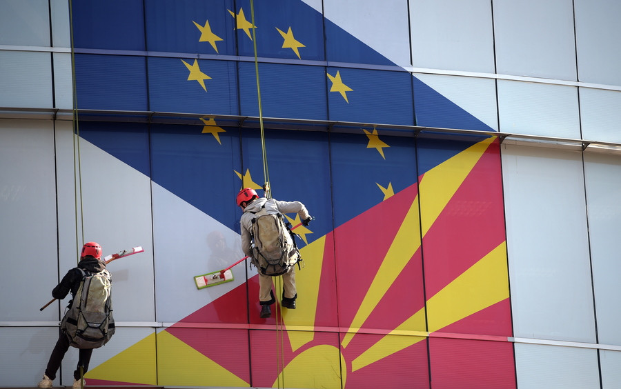 Έτσι θα αρθεί το «μπλόκο» της Γαλλίας στην ένταξη της Β. Μακεδονίας στην ΕΕ