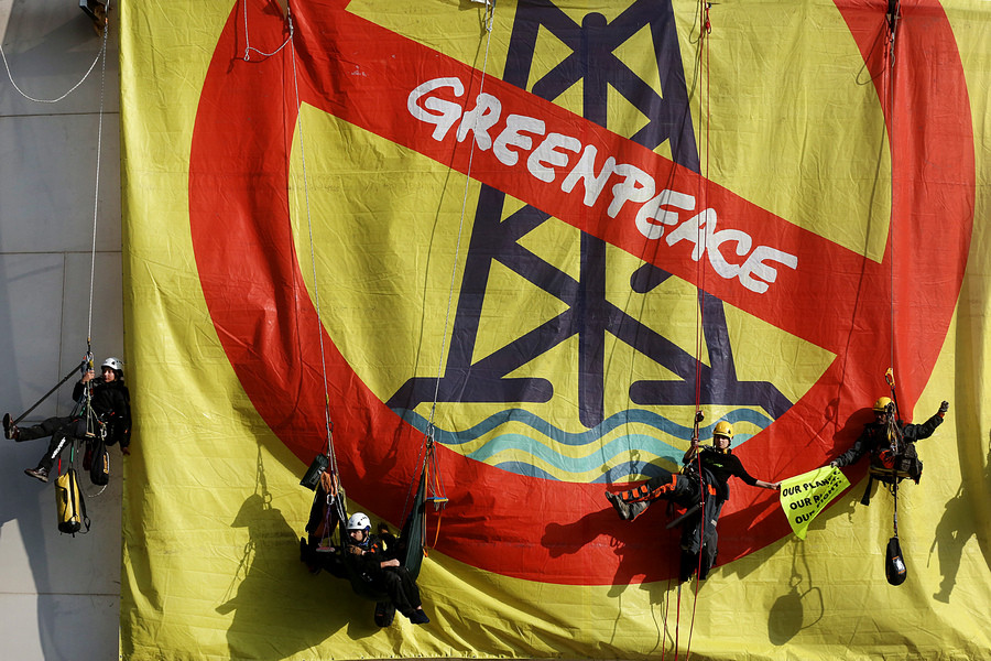 Ακτιβιστές της Greenpeace αλυσοδέθηκαν μπροστά στα διυλιστήρια στον Ασπρόπυργο