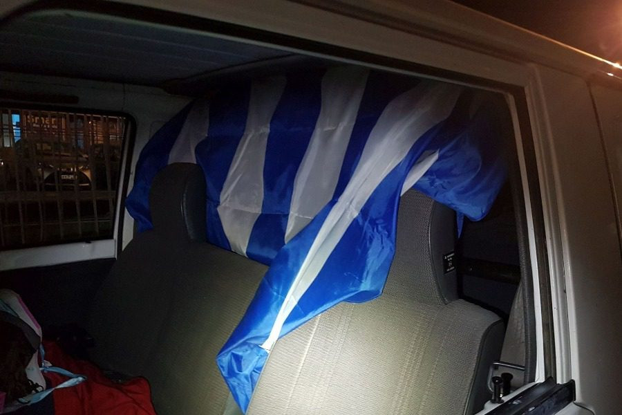 «Υπερπατριώτης» διακινητής μεταναστών: Τους έκρυβε κάτω από ελληνική σημαία
