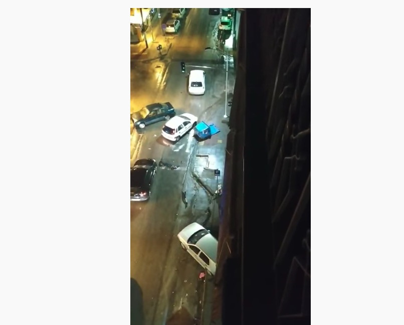 Θεσσαλονίκη: Οδηγός παίρνει παραμάζωμα παρκαρισμένα αμάξια, αφήνει το αυτοκίνητο και φεύγει [Βίντεο]