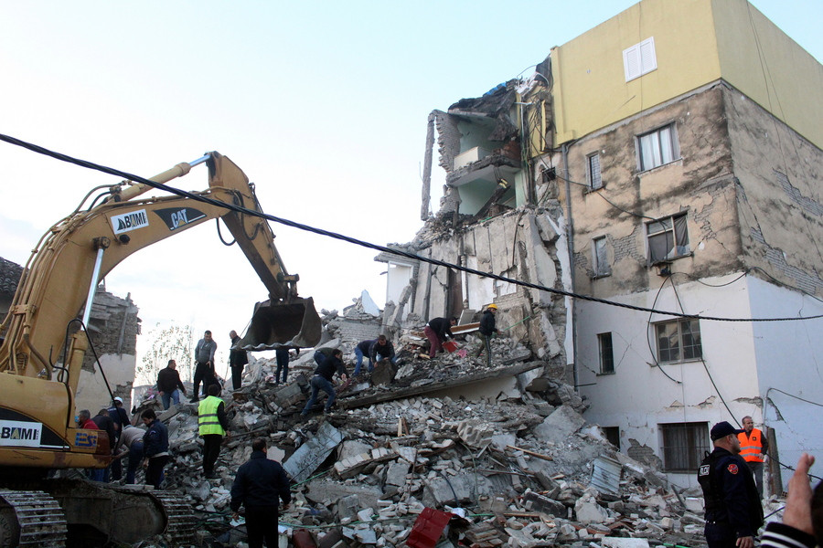 Ισχυρός σεισμός στην Αλβανία: Κατέρρευσαν κτίρια, φόβοι για πολλούς νεκρούς  [Βίντεο]