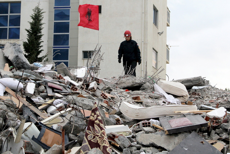 Αλβανία: Σωστικά συνεργεία ανέσυραν νεκρά τρία παιδιά και τη μητέρα τους, 48 οι νεκροί