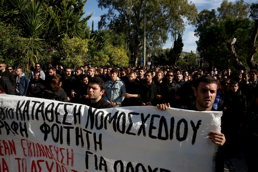 Επίθεση των ΜΑΤ σε φοιτητές έξω από τη σύνοδο των πρυτάνεων [Βίντεο]