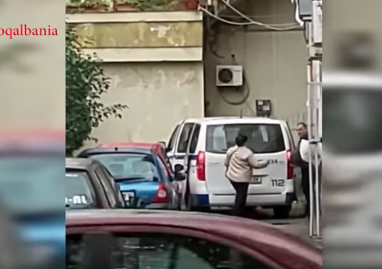 Αλβανία: Αστυνομικός διοικητής κλέβει την ανθρωπιστική βοήθεια για τους σεισμόπληκτους [Βίντεο]