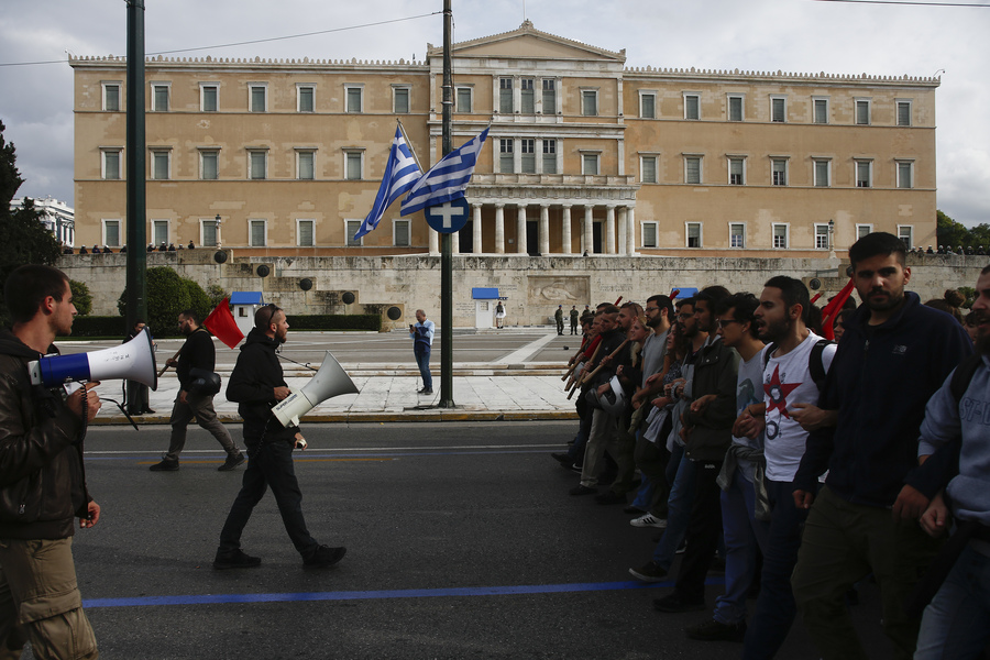 Η κυβέρνηση στέλνει στον Προκρούστη το δικαίωμα στη διαδήλωση