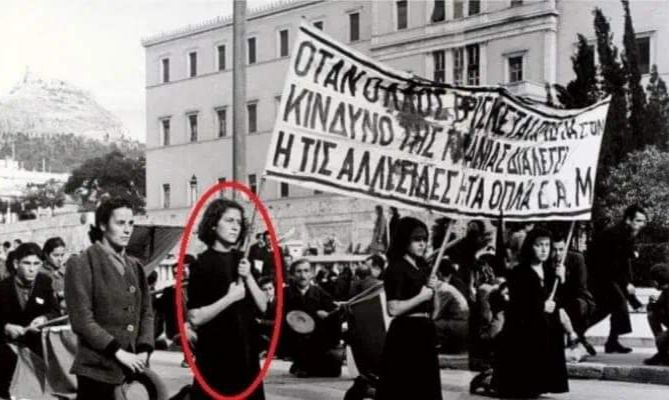 Τασούλα Τζώνη. Η αγωνίστρια της Αντίστασης που κρατούσε το πανό του ΕΑΜ στα Δεκεμβριανά