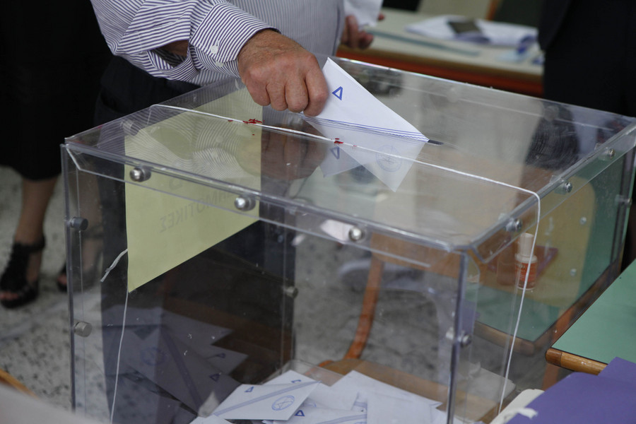 Ψήφος αποδήμων: Δεν αποκλείουν άρση των περιορισμών στο μέλλον στελέχη του υπουργείου Εσωτερικών