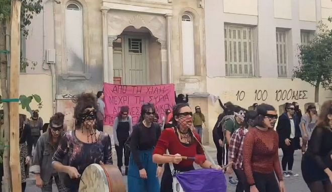 «Ο βιαστής είσαι εσύ!»: Ο ύμνος κατά της βίας εναντίον των γυναικών από τη Χιλή στην Κρήτη [Βίντεο]