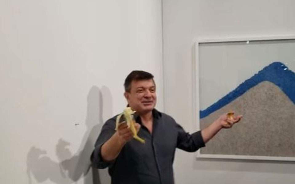 Καλλιτέχνης έφαγε τη μπανάνα 120.000 δολαρίων του Μαουρίτσιο Κατελάν [Βίντεο]