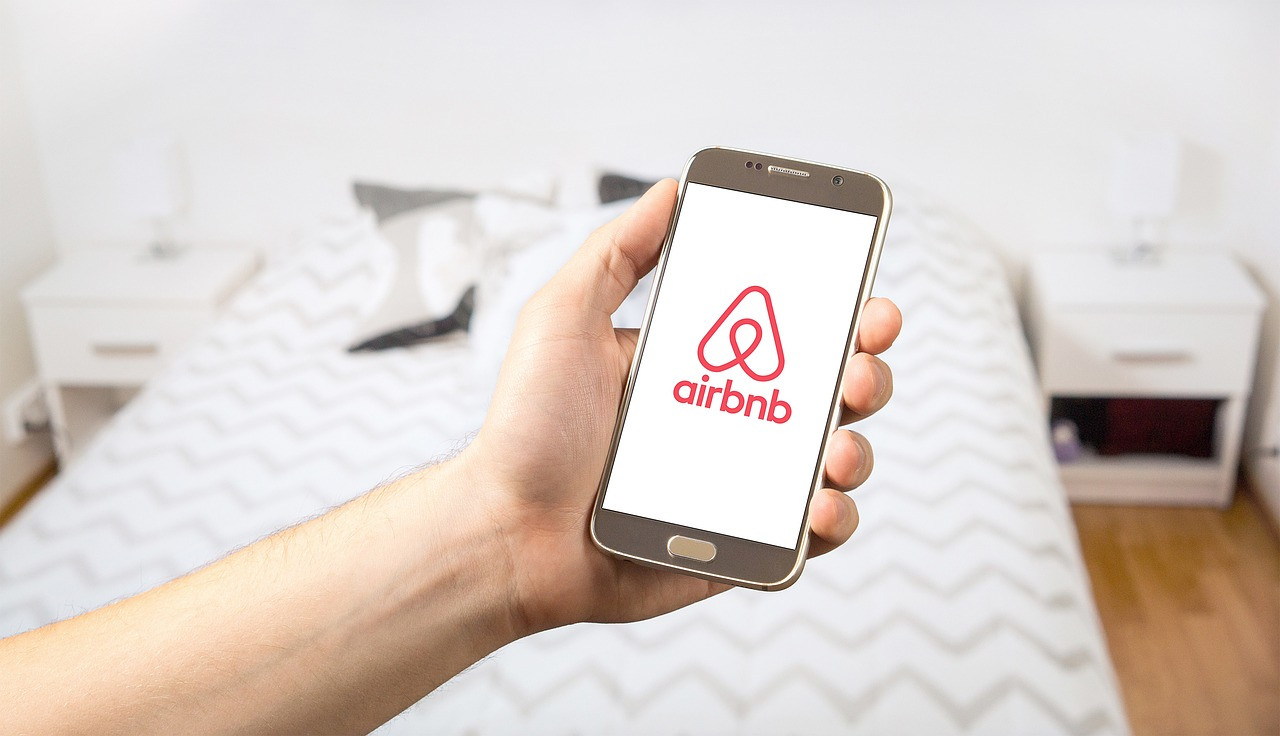 Δικαστική απόφαση βάζει «φρένο» στο Airbnb