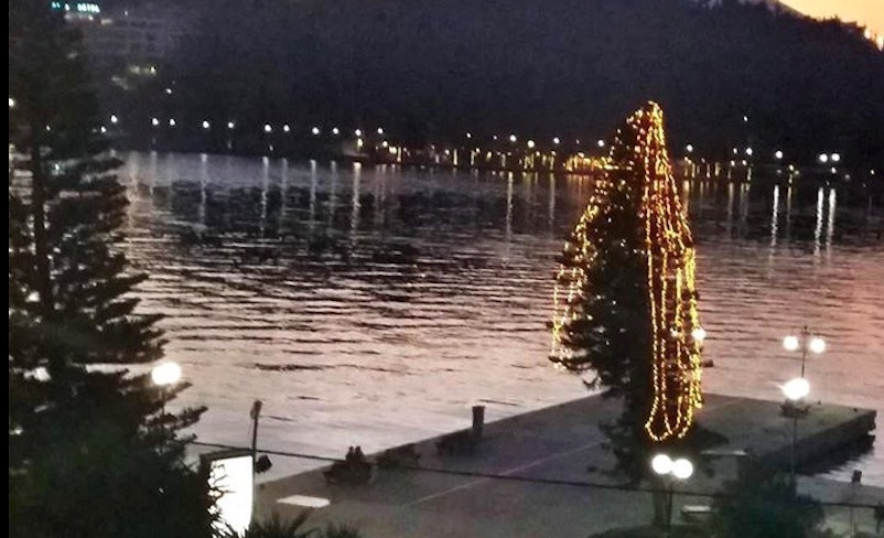 Χαλκίδα: Δεν έφτασαν τα λαμπάκια για το χριστουγεννιάτικο δέντρο [Φώτο]